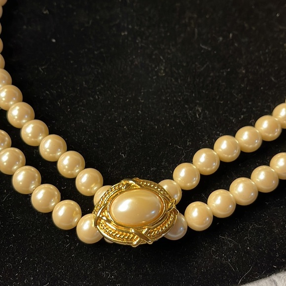 Avon -1987- Capital Style Necklace Pearl and Gold Latch - Picture 4 of 7